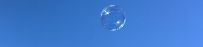 Seifenblase fliegt am Himmel