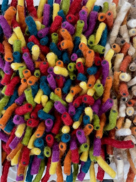 Teppich Olbia von Tisca in verschiedenen Farben kombiniert.