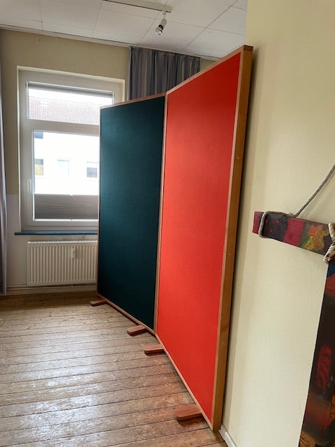 Raumteiler in massiver Buche mit Filz