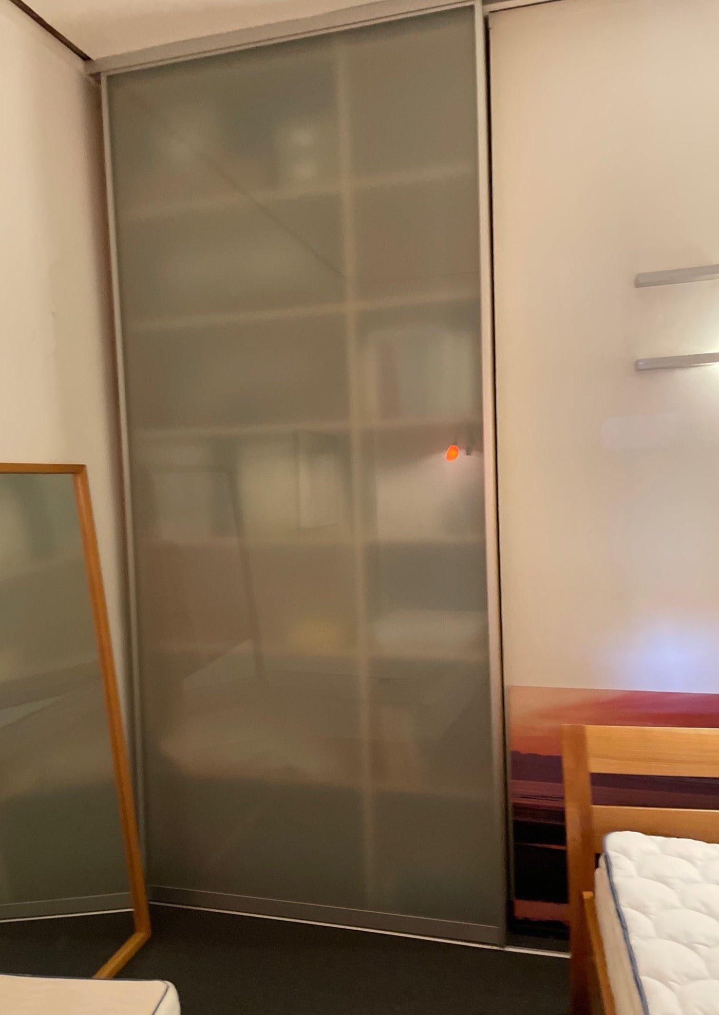 Schrank mit satinierter Glasschiebetür