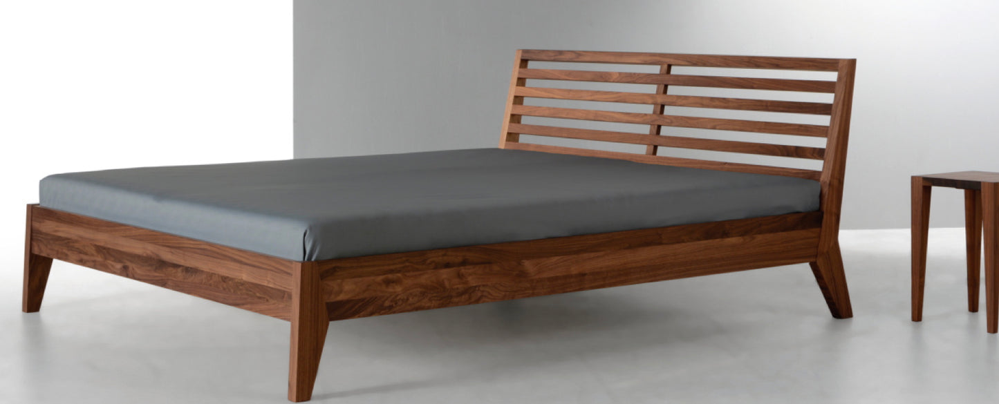 Bett T2 in Splint-Nussbaum 160 x 200 cm - Ausstellungsstück -