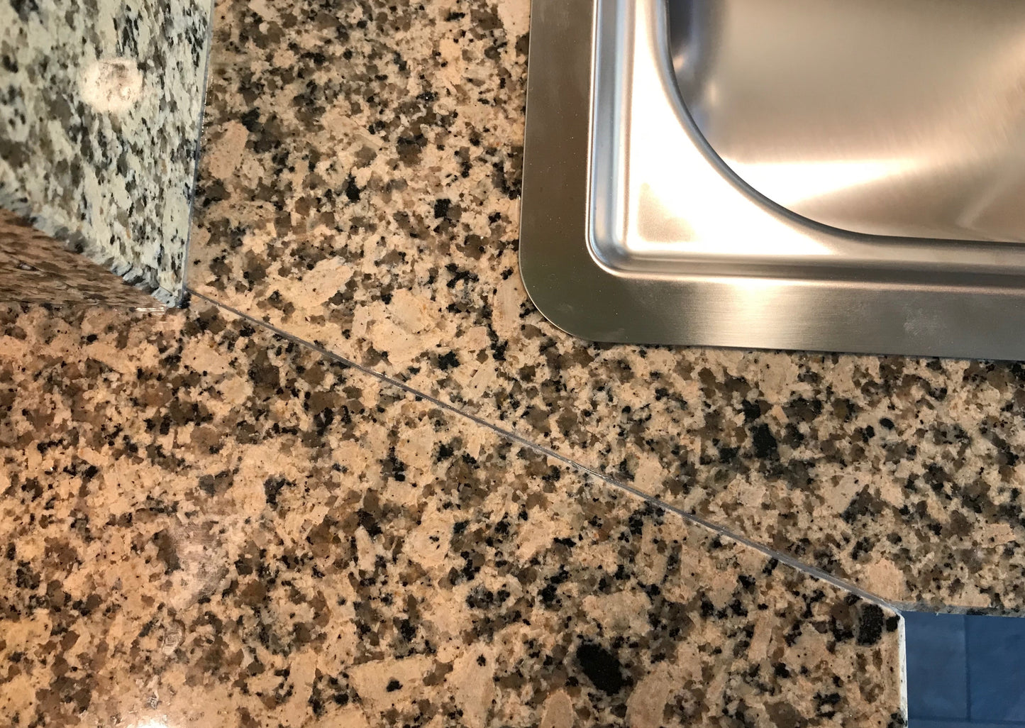 Detail Küchenansicht Arbeitsplatte und Edelstahlspüle