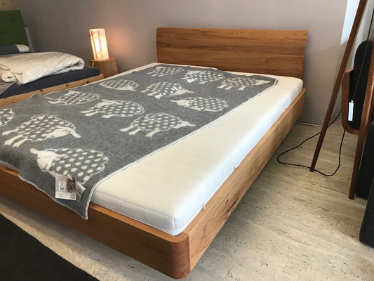 Bett COM:CI mit Holzkufen in Standard-Höhe 160 x 200 cm in Nussbaum - Ausstellungsstück