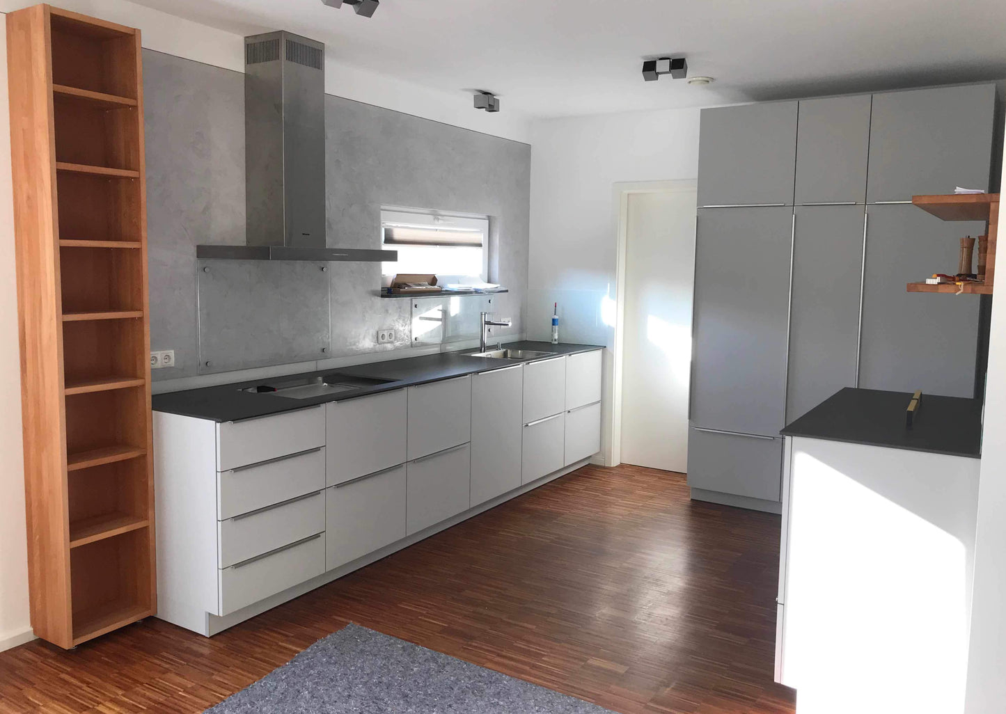 Schöne Küche in Kunststoff mit Keramik Arbeitsplatte und offene Regale in massiver Kernbuche, geölt