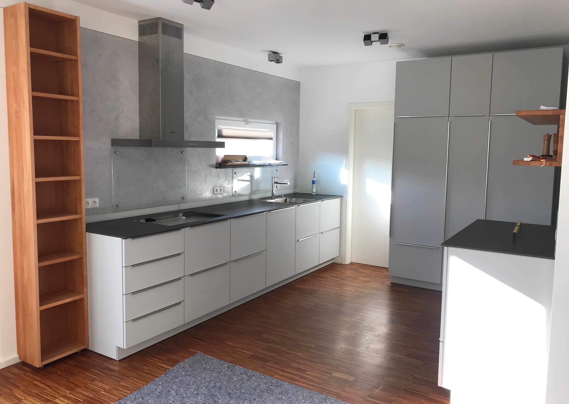 Schöne Küche in Kunststoff mit Keramik Arbeitsplatte und offene Regale in massiver Kernbuche, geölt