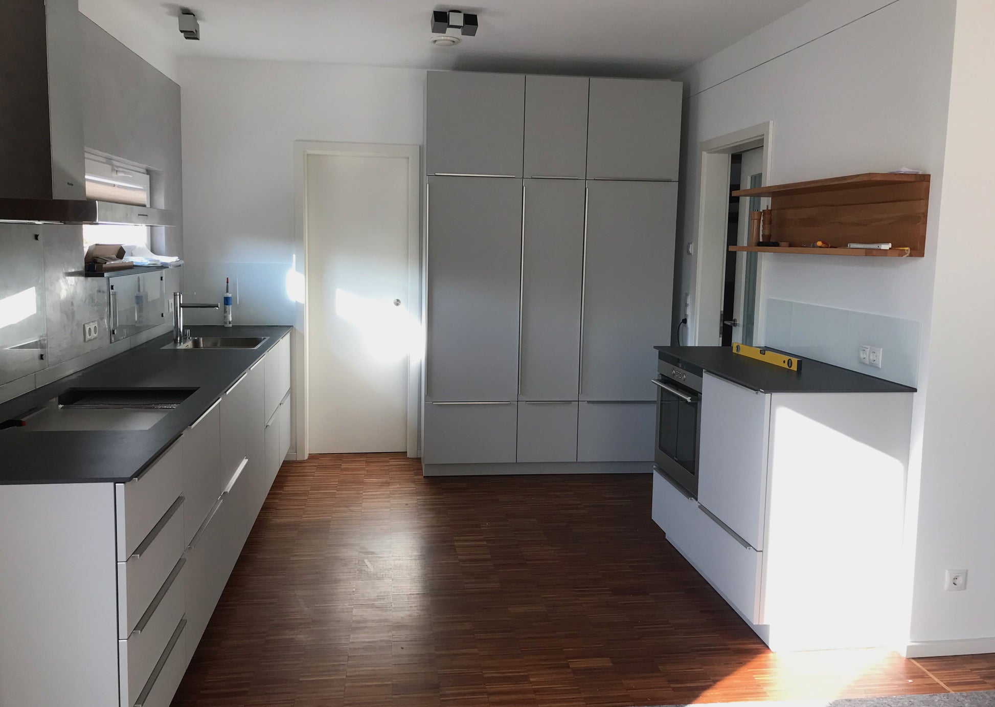 Moderne Küche: Kunststoff, Keramik und Massivholz. Fußboden Kirsche Industrieparkett, geölt