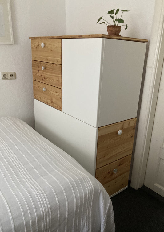 Kundenauftrag-Kommode, Kombination Lärche, geölt, gewachst / weiß, seidenmatt lackiert, Seiten- und Vorderansicht, geschlossene Schubladen und Tür