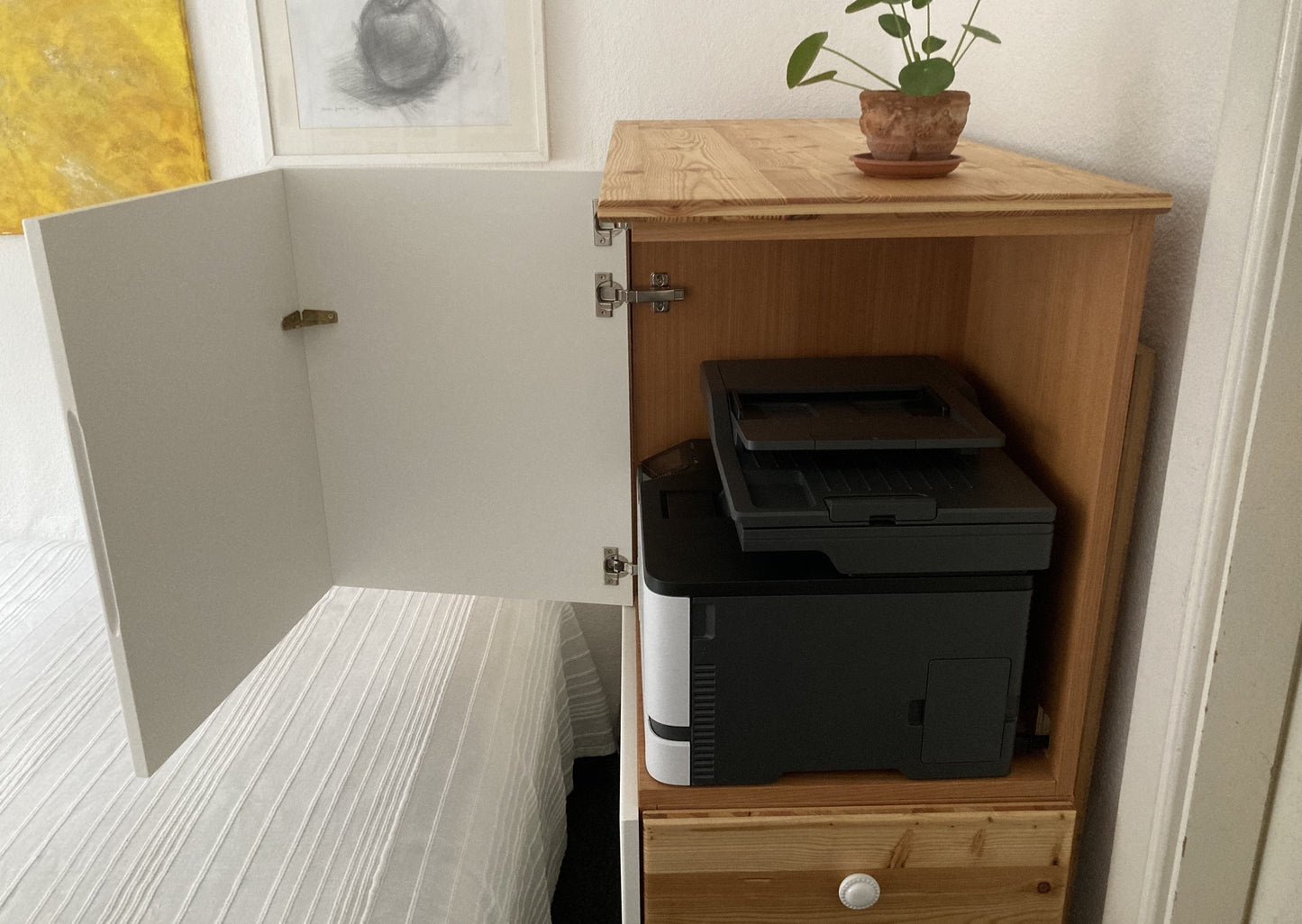 Kundenauftrag-Kommode-Kombination: massiv Lärche, geölt, gewachst / weiß lackiert, offene Schranktür, Seitansicht