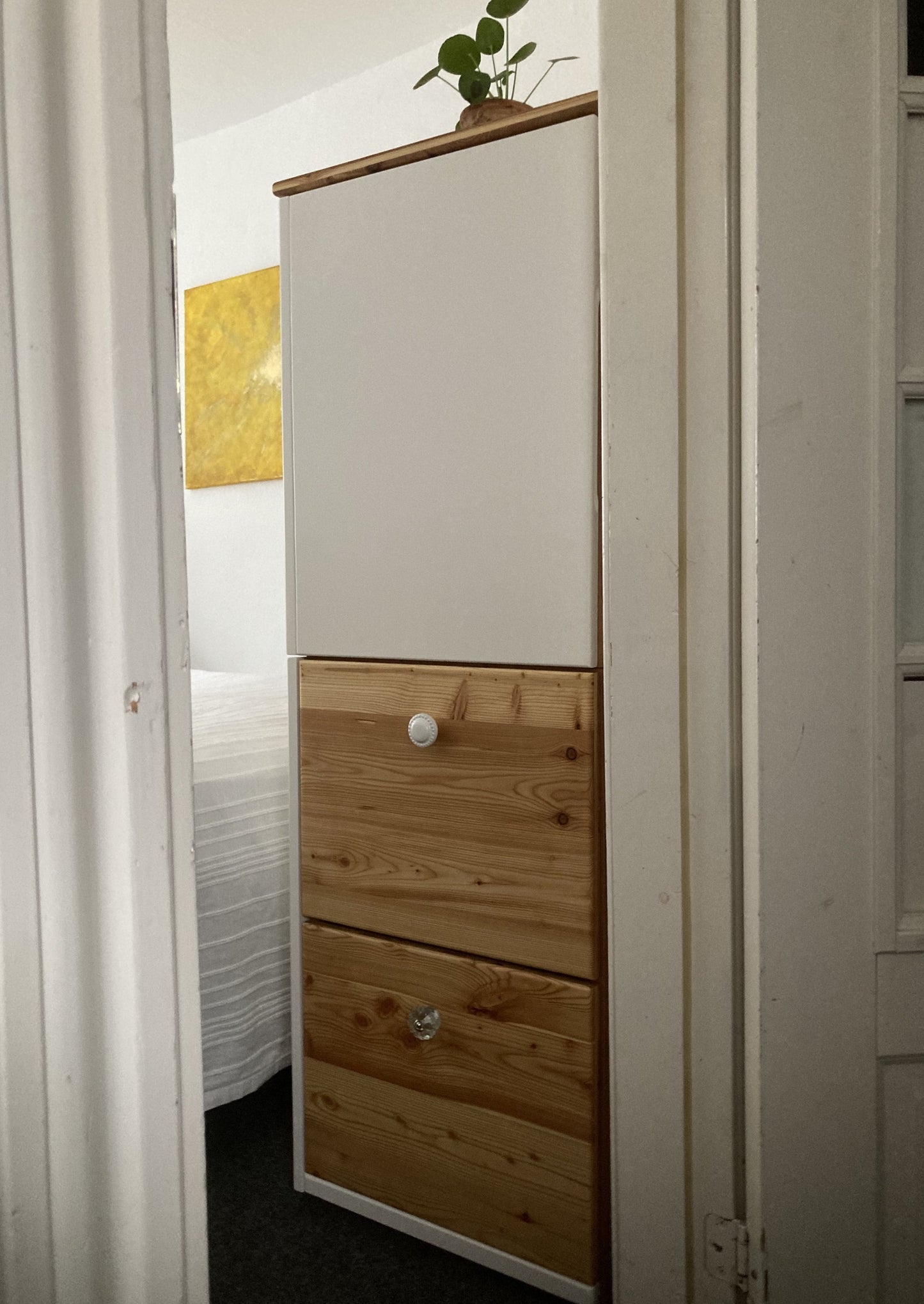 Kundenauftrag - Kommode, Kombination Lärche, geölt, gewachst / weiß, seidenmatt lackiert, Seitenansicht, geschlossene Schubladen und Tür