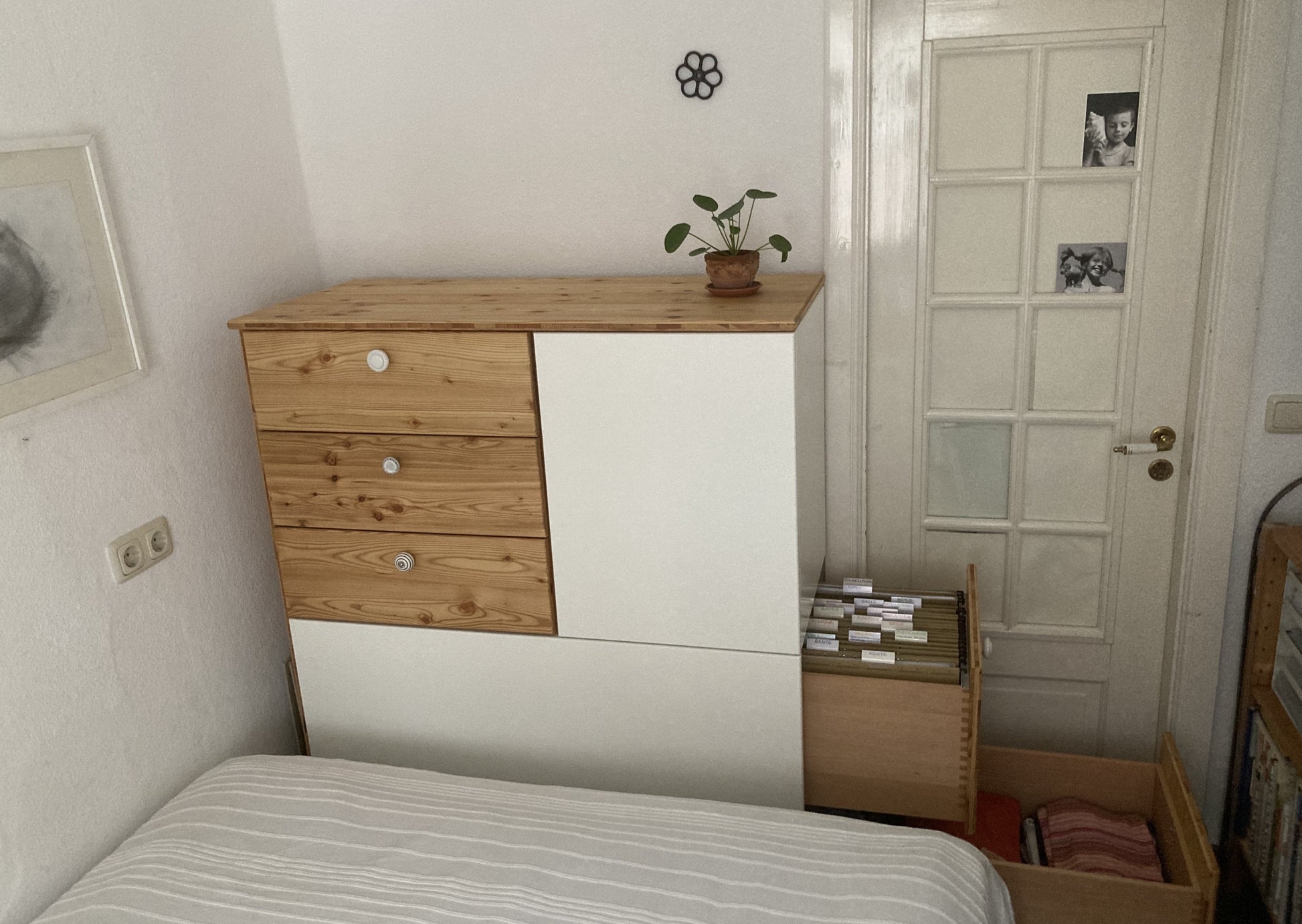 Kundenauftrag - Kommode, Kombination Lärche, geölt, gewachst / weiß, seidenmatt lackiert, Vorderansicht, offene Schubladen