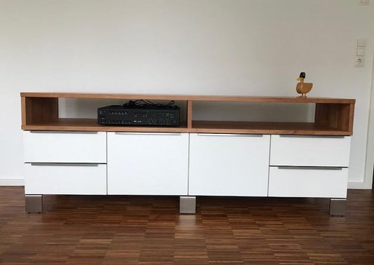 Kundenauftrag-TV-Board Unterschrankelement Korpus melaminbeschichtet, weiß, bestehend aus 4 Schubkästen, 2 Türen mit Aufsatz in Kernbuche, massiv, geölt, gewachst, Frontansicht