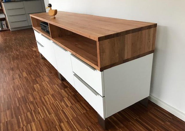 Kundenauftrag-TV-Board Unterschrankelement Korpus melaminbeschichtet, weiß, bestehend aus 4 Schubkästen, 2 Türen mit Aufsatz in Kernbuche, massiv, geölt, gewachst, Seit-u. Frontansicht