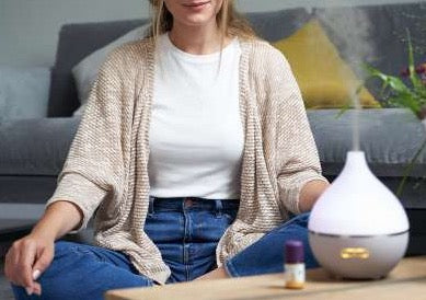 TaoWell Yogini mit Yogaduft Ultraschallvernebler, eingeschaltet