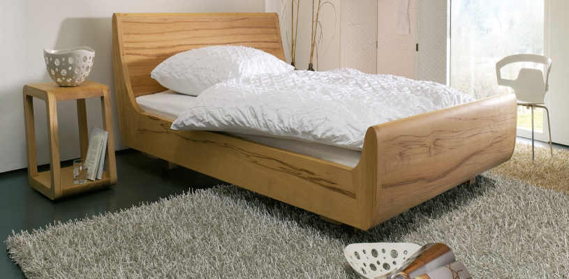 Bett Mola mit Holzfüßen in Standard-Höhe