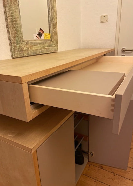 Flurmöbel mit massiven fingergezinkten Schubkasten auf Vollauszug. Birke massiv