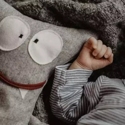 Das zirb.Monster duftet gut nach Zirbenspäne und sorgt für schöne Träume