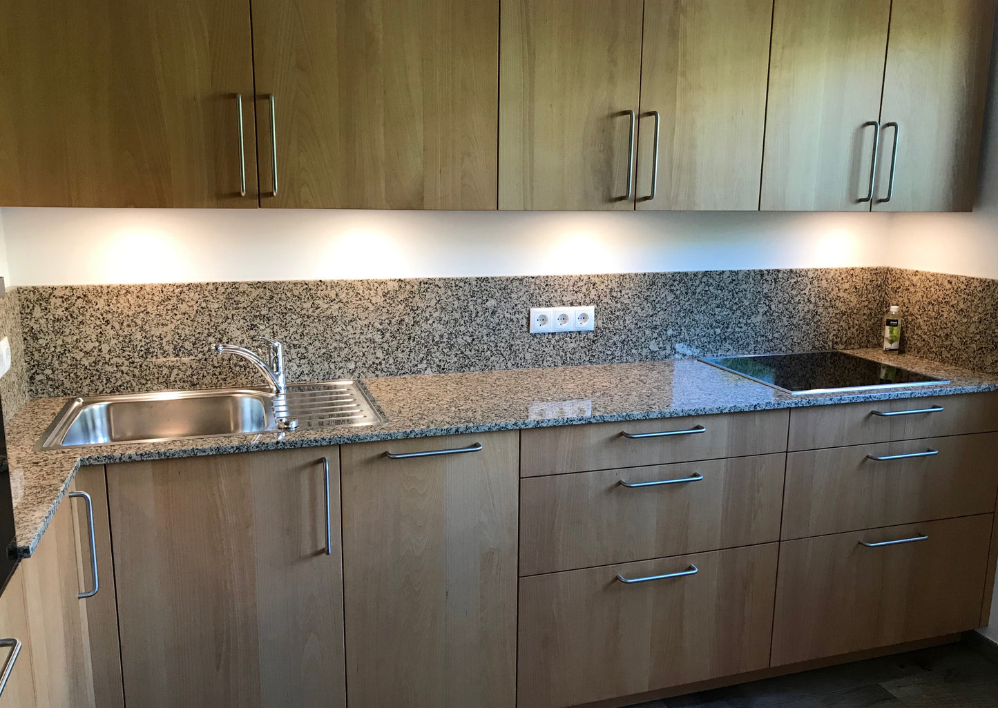 Küchenansicht massiv Buche geölt mit Granit Arbeitsplatte und Auflagespüle in Edelstahl, Kochfeld