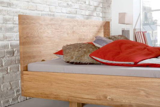 Bett NIDO mit hohen Seitenteilen 160 x 200 cm in Wildeiche mit Kopfteil - Ausstellungsstück