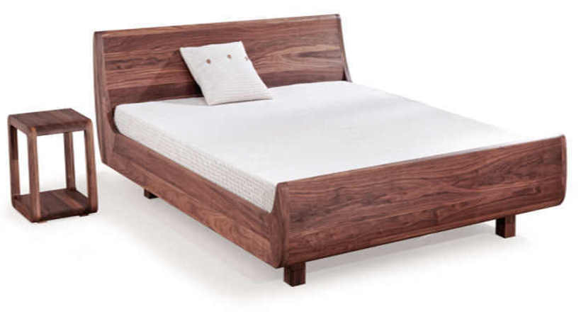 Bett Mola mit Holzfüßen in Standard-Höhe